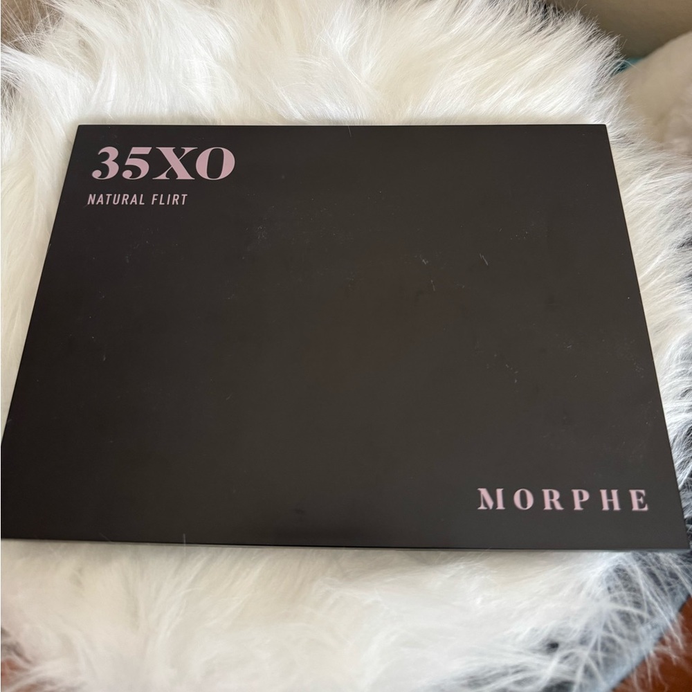 Morphe 35XO Natural Flirt Palette in Black